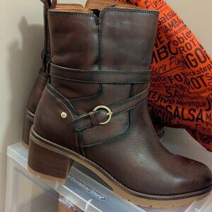 Brown leather boot